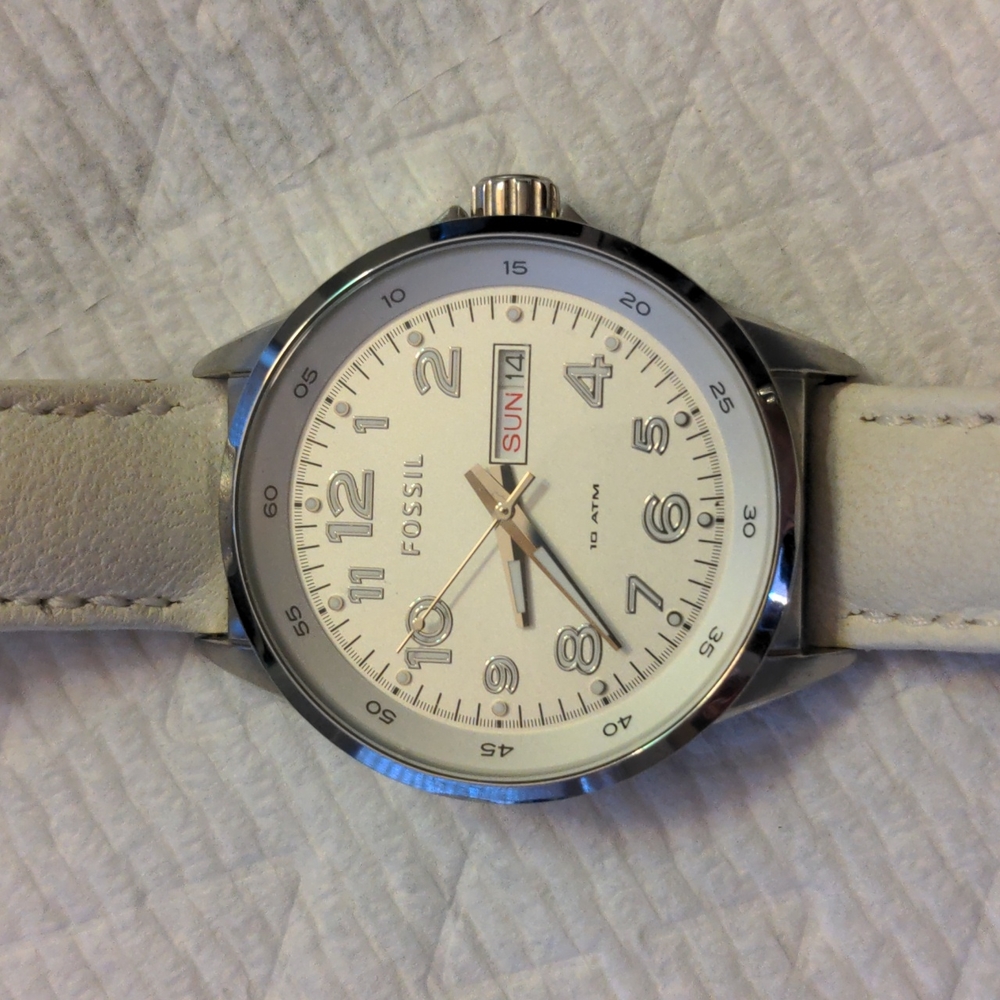 Fossil watch, white leather band, easily interchangeable, no wear on watch